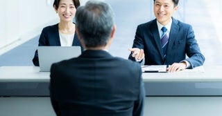 先日定年を迎えた上司が「嘱託社員」として復帰。「給料が“半額以下”になった」と聞いて心配になったのですが、定年再雇用はこのくらいが普通なのでしょうか？