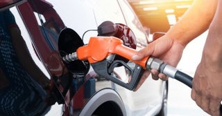 「軽自動車」と「普通車」では、年間の「ガソリン代」にどのぐらい差が出る？