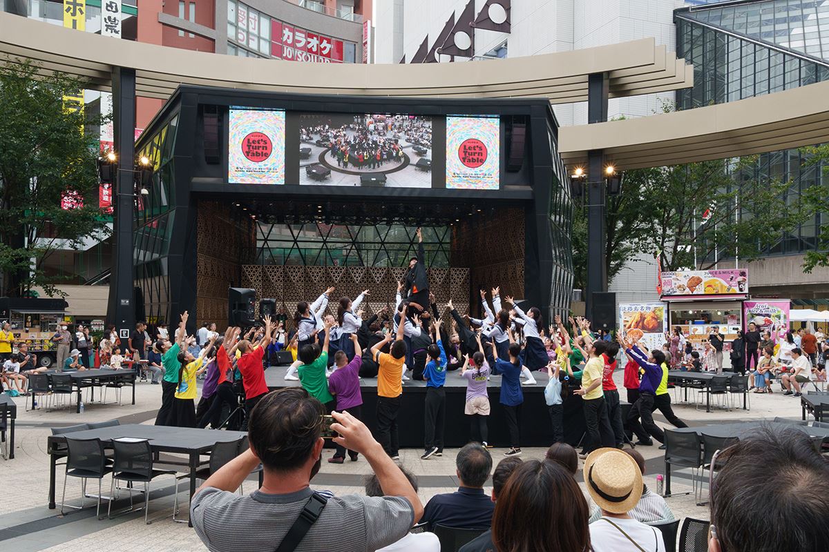 「東京芸術祭2024」コンドルズによる野外パフォーマンス『Let’s Turn The Table』、公募出演者＆お茶の水女子大学大学院の生徒も登場