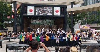 「東京芸術祭2024」コンドルズによる野外パフォーマンス『Let’s Turn The Table』、公募出演者＆お茶の水女子大学大学院の生徒も登場