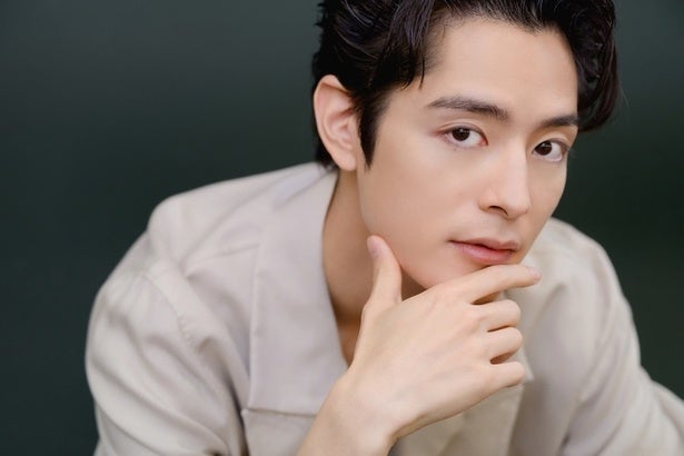 塩野瑛久、最新作で有村架純の夫役に。複雑な役どころの裏側と「“趣味”として俳優を続けていきたい」と話す真意