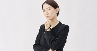 母が亡くなりました。叔母が「口座が凍結されるから少しずつ引き出しておいたほうがいい」と言うのですが、勝手に引き出しても問題ないですか？