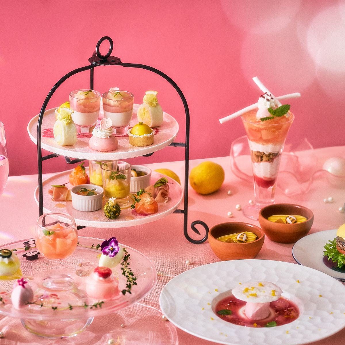 品川プリンスホテルの桃とレモンの夏アフタヌーンティー。3種類から選べる豪華なグランデセールや個性豊かなセイボリーも魅力