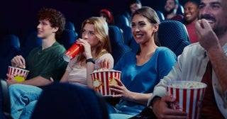 映画館の座席を前日に予約したら、当日カップルに「両側」を挟まれた！ 善意でも座席を交換してあげるのはNGなの？「規約・禁止行為」を確認
