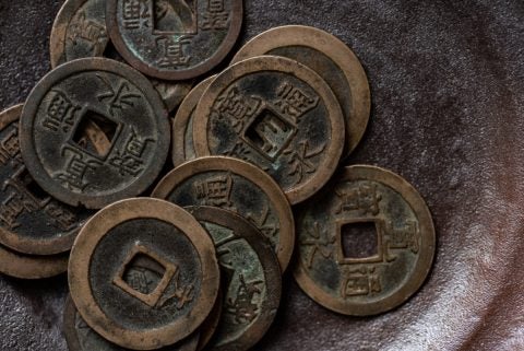 家の片付けで「寛永通宝」などの古いお金（古銭）がザクザク出てきた！価値が分からないのですが、どこに持ち込めば一番高く買い取ってもらえる？