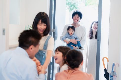 夏休みに子ども2人を連れて実家へ帰省予定です。交通費だけで「6万円」かかりますが、母から「食費も上がっている」とチクリ…。滞在中の生活費も渡すべきでしょうか？