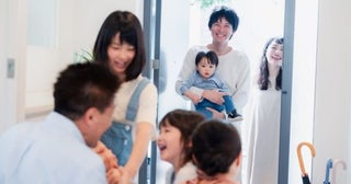 夏休みに子ども2人を連れて実家へ帰省予定です。交通費だけで「6万円」かかりますが、母から「食費も上がっている」とチクリ…。滞在中の生活費も渡すべきでしょうか？
