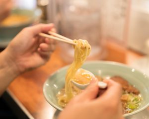 「今日のスープ、濃度がブレてないか？」ラーメンオタク常連客の“善意”に店主が爆発…あえなく出禁になるまで