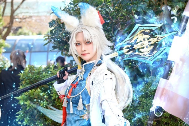 躍動感あふれる「崩壊：スターレイル」コスプレイヤー「格好良さを意識して、髪の動きなどをアレンジ」＜acosta!＞