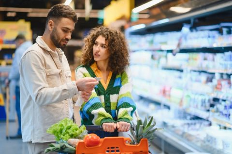 妻は「少しでも食費を抑えたい」と、毎週末に車で約「1時間」かけてスーパーを3軒はしごします。月「3000円」安くなっても、ガソリン代や移動時間を考えた場合、本当にお得なのでしょうか？