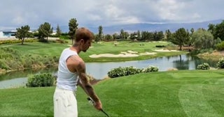 ゴリゴリのタトゥーにタンクトップ！ 超人気ミュージシャン、ジャスティン・ビーバーがゴルフのティショットをSNSで大公開
