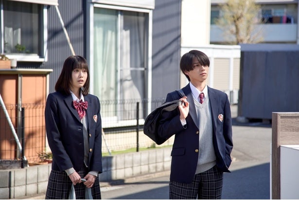 高橋ひかる“皐”と岩瀬洋志“石崎”の新場面写真公開恋のライバル二人の独特な距離感にフォーカス＜山口くんはワルくない＞