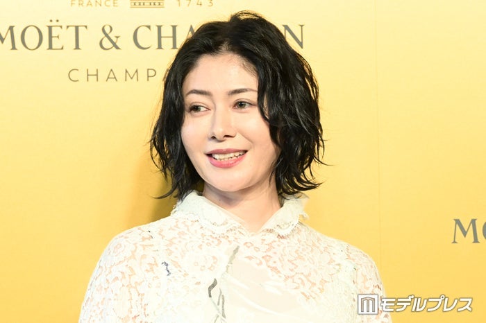 真木よう子、大胆美背中披露「露出面積大きすぎる」「セクシー」の声