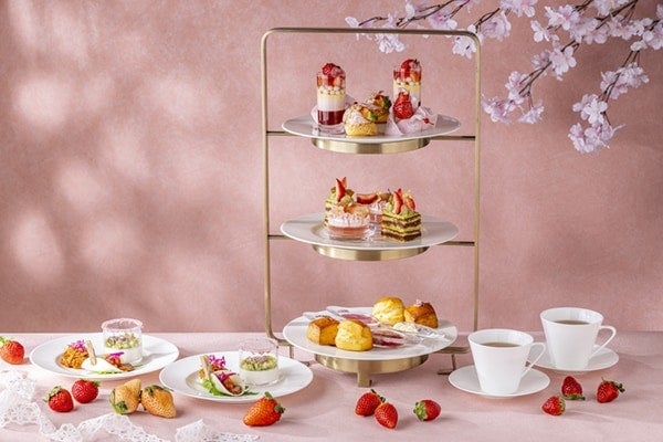 春の味覚を楽しむ。ストリングスホテル東京に贅沢な「桜いちごセレクション アフタヌーンティー」が登場