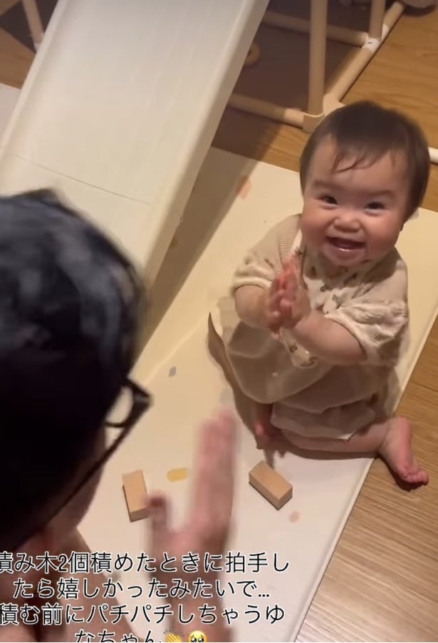 「足に…？」観察力がすごい！10ヶ月の赤ちゃんが“髪の毛以外”に気づいた瞬間が可愛すぎる