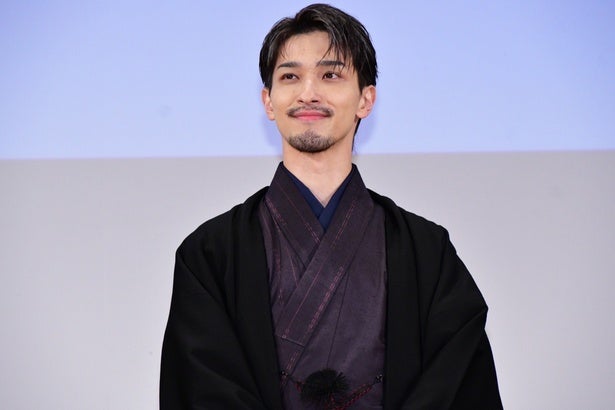 横浜流星が新年の挨拶を投稿愛犬との初詣ショットや雪の中での近影公開に「べらぼうロス」の声も続出