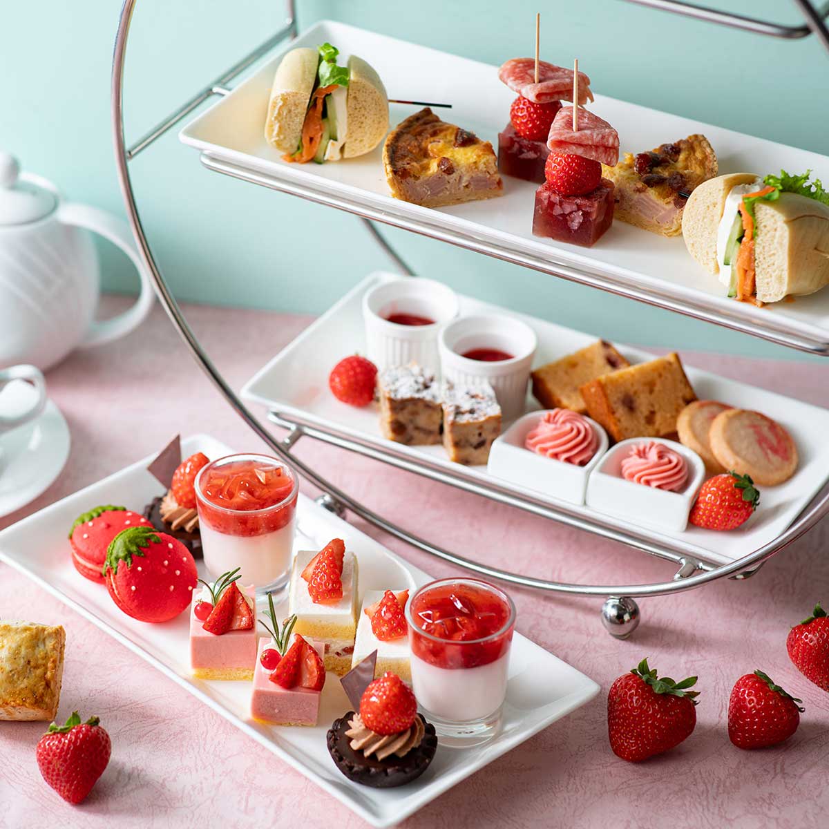 小田急ホテルセンチュリーサザンタワーのストロベリーアフタヌーンティー。いちごのフォルムが愛らしい「苺のマカロン」など