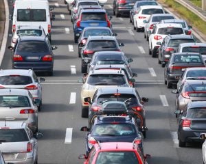 高速道路で渋滞中に「お腹が痛い」、車内は地獄絵図に。我慢できなかった女性の顛末＜GW限定スペシャル＞