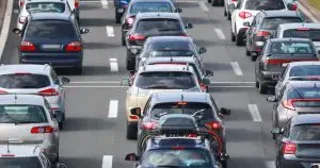 高速道路で渋滞中に「お腹が痛い」、車内は地獄絵図に。我慢できなかった女性の顛末