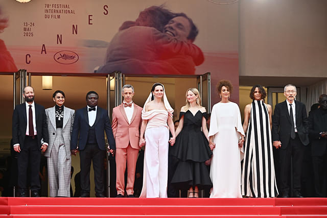 第79回カンヌ国際映画祭オープニング作品は偽の霊媒師とスランプの画家が恋に落ちるラブコメディ