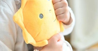 11年ぶりの大型連休！おでかけ先での子どもの“ぐずり”対策にぴったりな【月齢別】おもちゃのプロが選ぶ「おでかけおもちゃ」5選