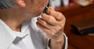 「紙のメニューを持ってこい！」スマホ注文ができず店員に怒鳴る高齢男性。親切な若者が手を差し伸べた結果…