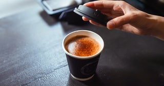 【東京都中央区】カフェインを控えたい人へ！ディカフェ専門コーヒースタンドの「オーツカフェモカ」