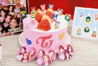 “TWICEのクリスマスケーキが超かわいい！LOVELYのピックで好きな曲を再現できるかも!?＜取材レポ＞