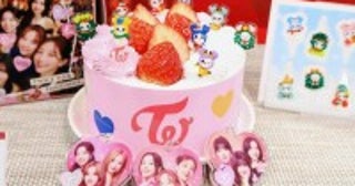 “TWICEのクリスマスケーキが超かわいい！LOVELYのピックで好きな曲を再現できるかも!?＜取材レポ＞