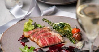銀座で同僚や友達とゆっくり楽しむ3時間飲み放題ディナー4選。絶品焼鳥やオイスターバー、カラオケ個室も
