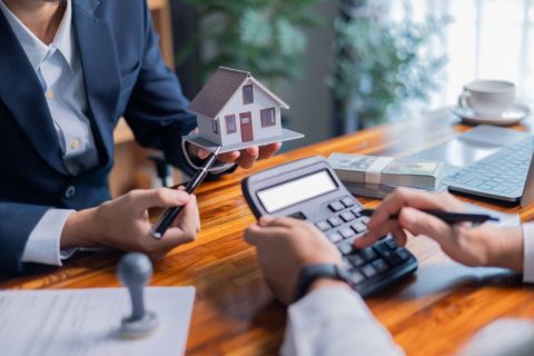20年前「3000万円」で買ったマンションが、夫婦2人には広すぎる！「1500万円で買い替え・8万円の賃貸」…子どもが独立したら、どっちがお得？ 費用を比較
