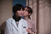 松岡茉優×仲里依紗『ダウンタイム』セットツアー映像解禁話題の“研ナオコ特殊メイク”にも迫る