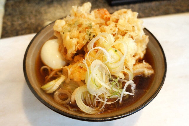 【天玉そば】もはや国宝。老舗大衆そば店「かめや」で食べる元祖天玉そば：パリッコ『今週のハマりめし』第215回