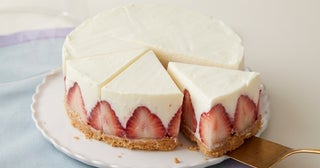 美しく並んだいちごにうっとり「いちごのレアチーズケーキ」