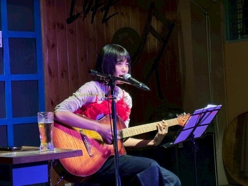 岸本ゆめの、地元大阪で弾き語り＆トークライブ！7月3日には初の愛知公演開催も発表！［ライブレポート］