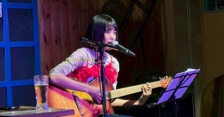 岸本ゆめの、地元大阪で弾き語り＆トークライブ！7月3日には初の愛知公演開催も発表！［ライブレポート］