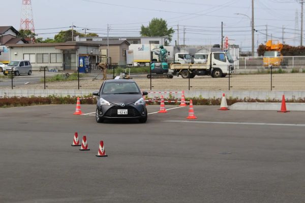 自分の車で車庫入れ練習JAF千葉支部が駐車が苦手な人のための講習会を開催