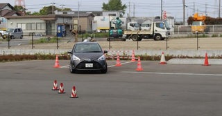 自分の車で車庫入れ練習JAF千葉支部が駐車が苦手な人のための講習会を開催