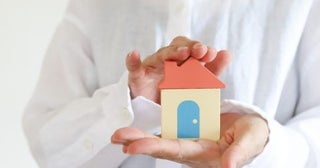 会社の同期が家を買うそうです。「28歳でマイホーム」は少し早いと思うのですが、家は何歳で買うのがベストでしょうか？