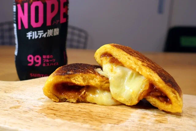 【ピザまんのバター焼き】話題の炭酸ドリンクにぴったり！ピザまんを大量のバターで焼いたギルティすぎる激ウマフード！＜野島慎一郎のバカレシピ＞