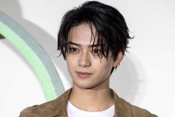 ゲスト出演の岩瀬洋志、サッカー部主将役のスポーティーなファッションに「引き込まれます」の声＜さよならノワール＞