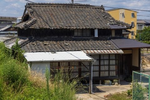 誰も住んでいない実家を売りたいのですが、雨漏りや設備の故障があります。修繕してから売るべきでしょうか？