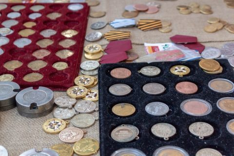 オリンピックの記念硬貨（100円）が数十枚あります。コンビニのレジで普通のお金として使おうとしたら断られた！ これって使えないの？