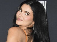 カイリー・ジェンナー、姉キム・カーダシアンの下着ブランドのキャンペーンで美ボディ披露