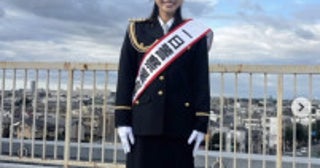 望月理恵アナ、美脚まぶしい警察官姿に絶賛集まる「54歳とかありえんわ」「年齢不詳の可愛さ」