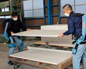 30kgの荷物が「わずか3kg」の負担に。80代も働く現場で普及する“電力不要”スーツの実力とは