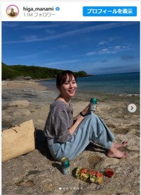 比嘉愛未、海辺でカンパイ美しすぎる近影に「海×愛未ちゃん可愛すぎる」