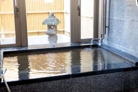 息子が節約のために毎日近くの「銭湯」に通っています。逆に割高になっているような気がするのですが、自宅で「風呂」に入るのとどれくらい変わりますか？