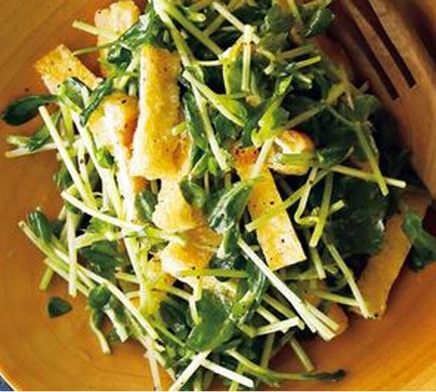 サラダに合わせて油揚げをクルトン風に「豆苗と油揚げのシャキシャキサラダ」