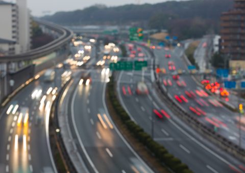 高速道路の「新しい深夜割引」って結局いつから始まるの？ 夏の旅行ではいつも深夜割引で交通費を抑えていたのですが、見直しで何が変わるのでしょうか？ 変更ポイントをおさらい